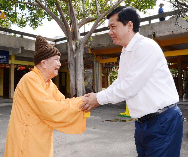 City Party chief Dinh La Thang (R) paying a Tet visit to monk Thich Duc Nghiep, deputy patriarch of the Patronage Council of the Vietnam Buddhist Shangha in HCMC on January 17 (Photo: SGGP)